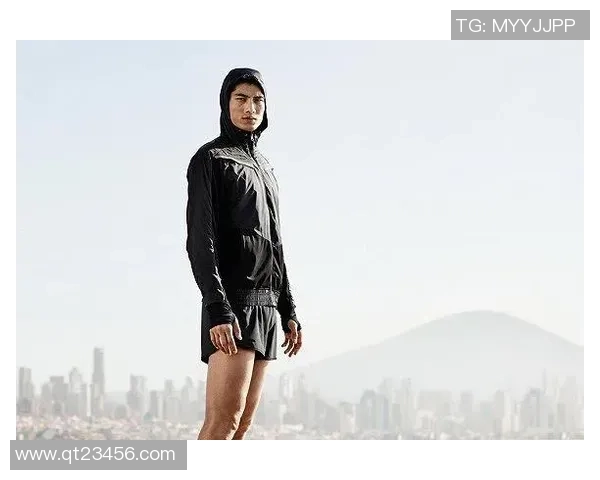 法国足球明星跨界挑战篮球赛场展现全能运动才华